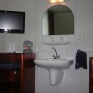 Eb en Vloed - kamer met wastafel, prive etage douche/toilet