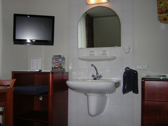 Eb en Vloed - kamer met wastafel, prive etage douche/toilet