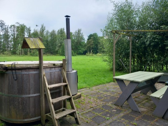 De Warrewein - Pipowagen met hottub en sauna